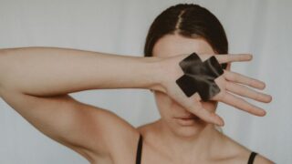 子どもを叩いてしまうのはなぜ?後悔する親が知るべき対処法と予防策