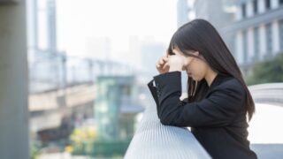 【誰にも悩みを話せない】相談できない人に起こりがちなリスクと対処法を解説